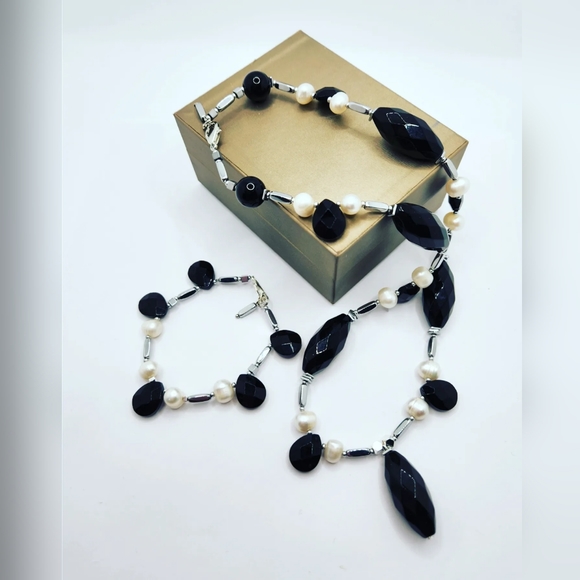 Faceted Black Agate, Freshwater Pearl necklace and bracelet set - Picture 2 of 4